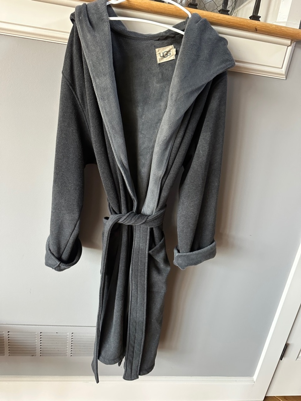 UGG men’s Hooded Fleece Robe in Charcoal- like new